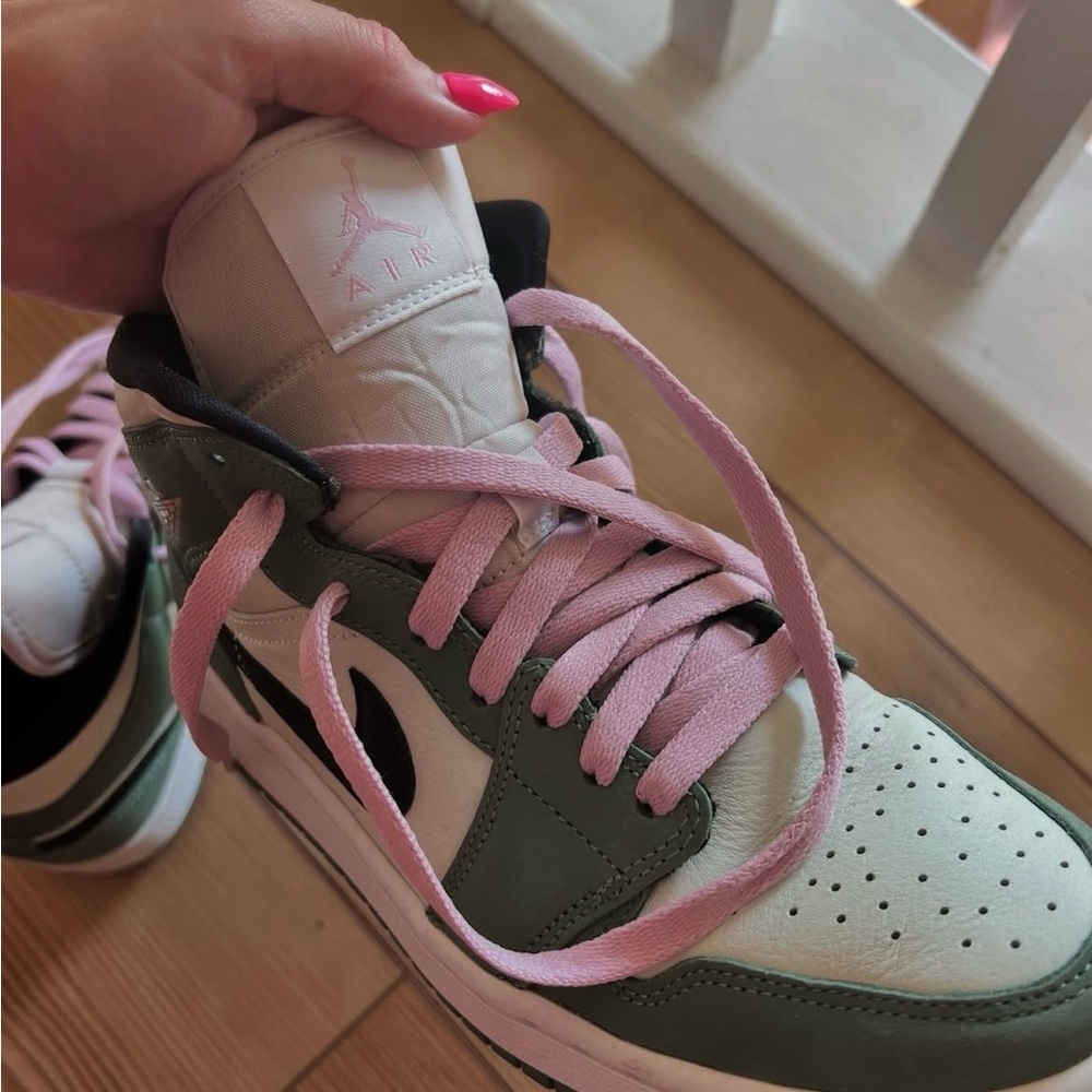 Dutch green Jordan 1 Mids - Picture 4 of 7